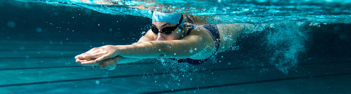 Mulher praticando natação em uma piscina