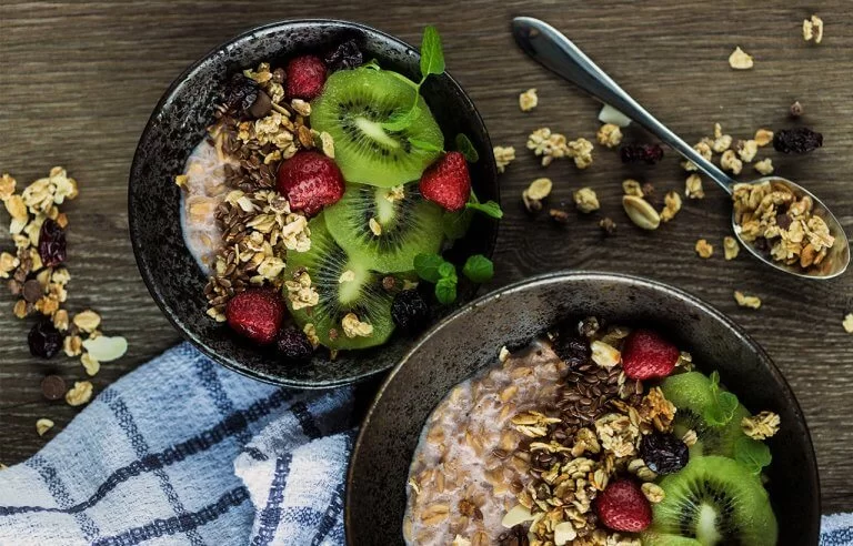 Café da manhã saudável : pote com frutas e cereais