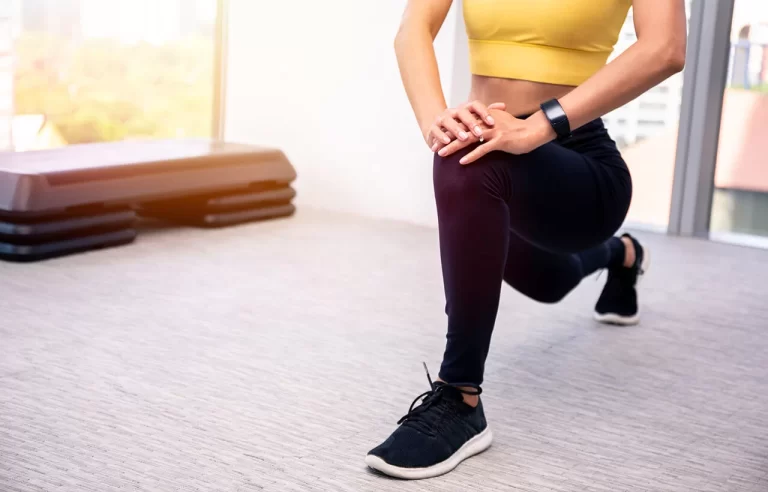 Mulher fazendo exercício físico para pernas que também ajuda a melhorar o intestino preso