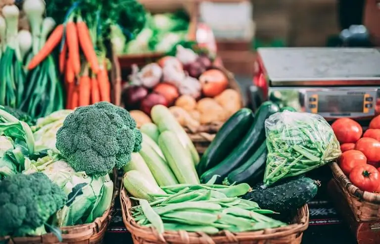 Alimentos saudáveis: verduras, legumes e frutas em cestas no mercado ou hortifruti